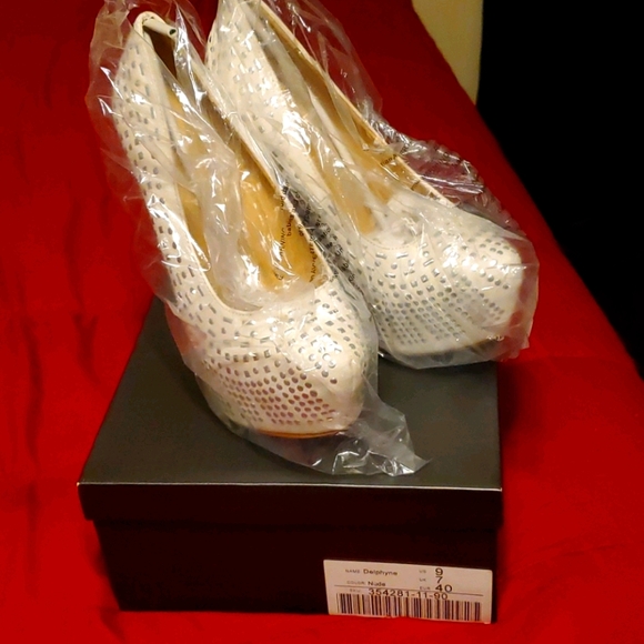 Shoes - Picture 1 of 2